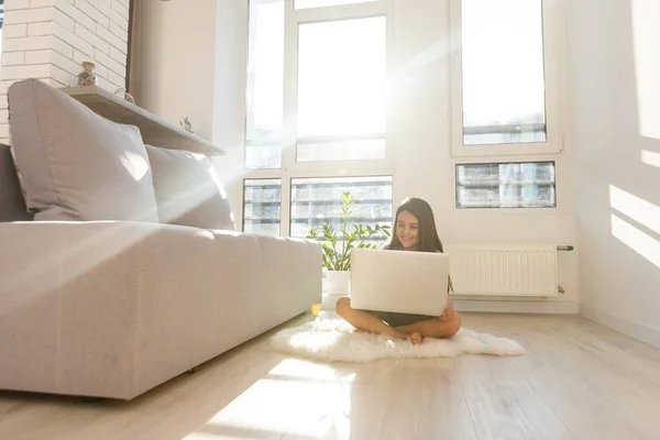 Niña estudiando en línea usando su portátil en casa —  Fotos de Stock