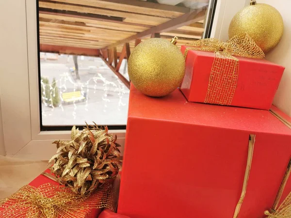 Geschenkegruppe. Geschenkschachteln mit Schleifen. grauer Hintergrund. Weihnachtsgeschenke — Stockfoto