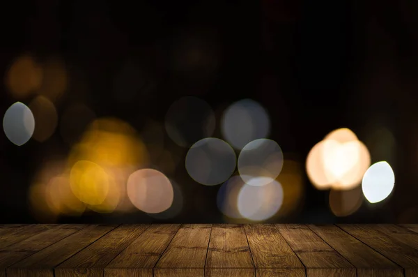 Altes verwittertes Holzbrett oder rustikale Tischplatte mit einem funkelnden Bokeh aus goldenen Partylichtern im Hintergrund — Stockfoto