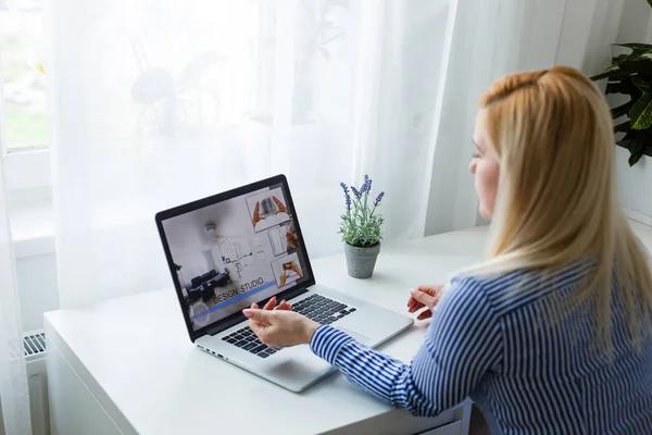 Feminino sentado frente computador portátil aberto, empresária moderna trabalhar na internet via notebook, estudante — Fotografia de Stock