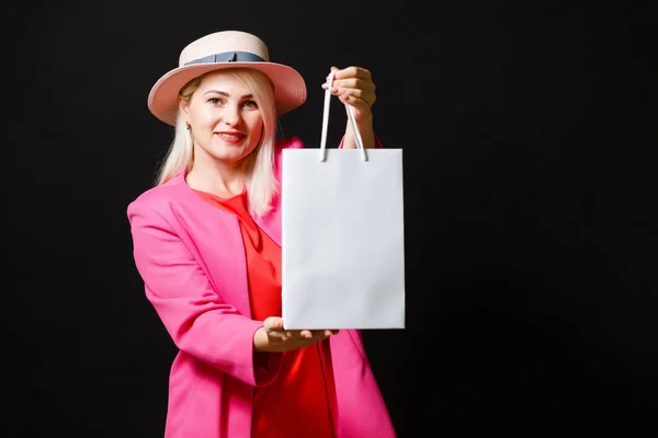Mujer de compras sosteniendo bolsas, aisladas sobre fondo negro. concepto de viernes negro —  Fotos de Stock