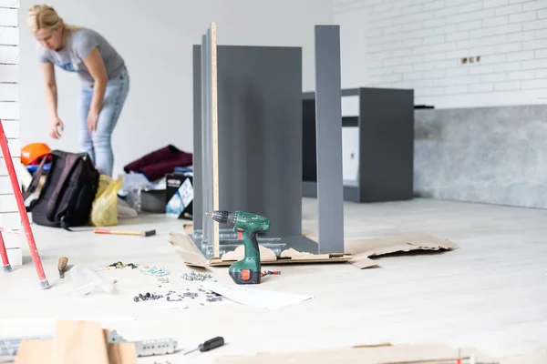 Meubilair, woon- en verhuisconcept, installatie en montage van meubels in een nieuw appartement — Stockfoto