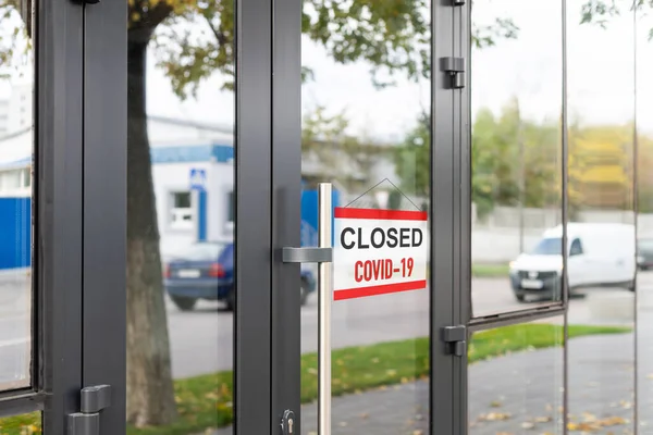 Lo siento, estamos cerrados letrero colgando en la puerta de la cafetería — Foto de Stock