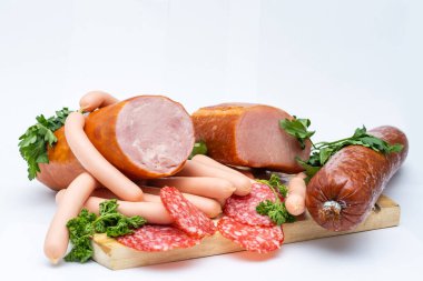 Tütsülenmiş et ve sosis salamı.