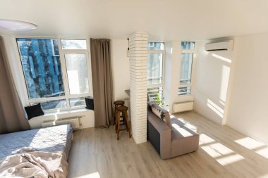Apartmanda klima var. Boş oda ve iç mekan.