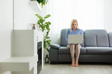 Bir dizüstü bilgisayardaki video konferansını kullanarak küresel iletişim kavramı