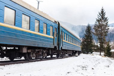 Kışın karda eski bir buhar treni