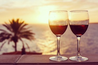 Bir kadeh kırmızı şarap.