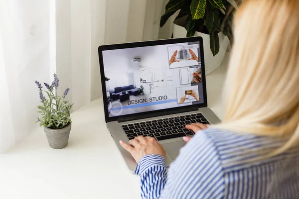 Cropped Afbeelding van Zakelijke vrouw met behulp van laptop bij de balie — Stockfoto