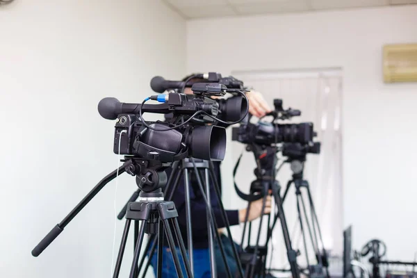 Deux caméras vidéo professionnelles sur trépied. Caméra Panasonic. Isolé sur fond blanc — Photo