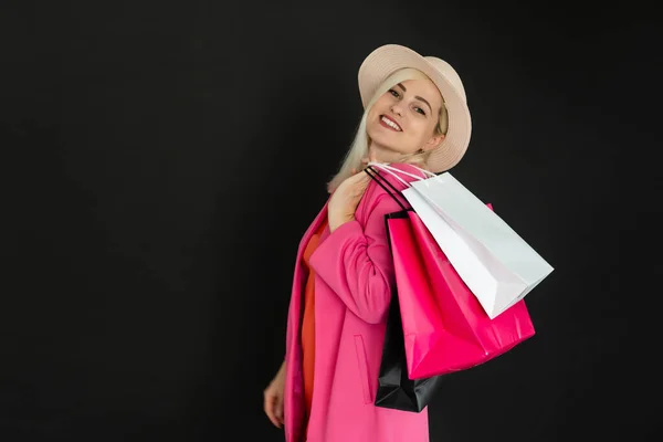 Vrouw met boodschappentassen op zwarte vrijdag — Stockfoto