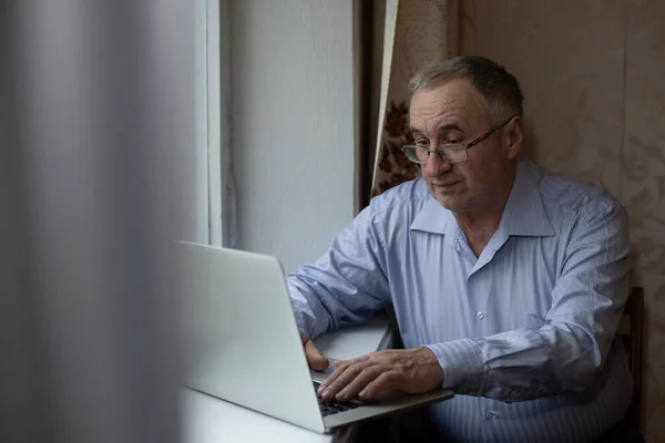 Video conferenza uomo anziano sul computer portatile sopra scrivania di legno — Foto Stock