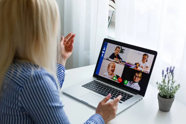 Глобальна концепція комунікації з використанням відеоконференцій на ноутбуці — стокове фото