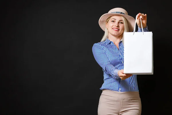 Mulher elegante segurando sacos de compras, conceito de sexta-feira preta — Fotografia de Stock