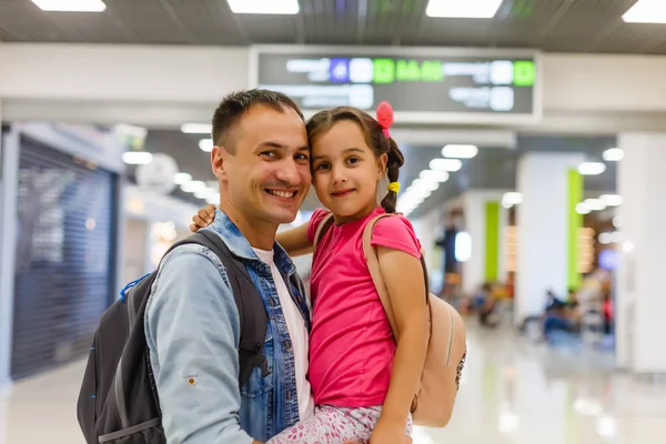 Маленькая девочка со своим отцом в аэропорту — стоковое фото