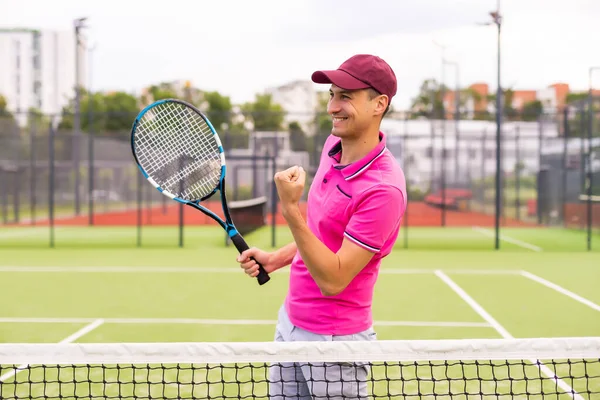 Чоловічий тенісист на корті виглядає щасливим — стокове фото