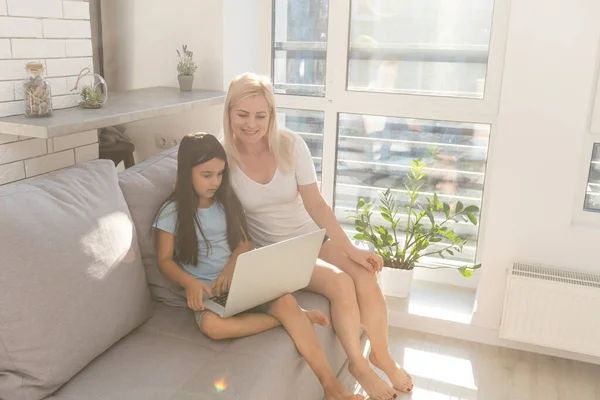 집에서 노트북을 사용하여 인터넷을 공부하는 어린 소녀 — 스톡 사진