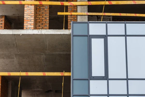 Steiger op een bouwmuur. gebouw krijgen van een nieuwe verf. — Stockfoto