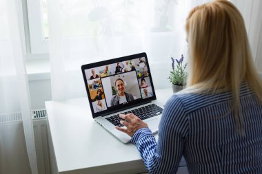Bir dizüstü bilgisayardaki video konferansını kullanarak küresel iletişim kavramı