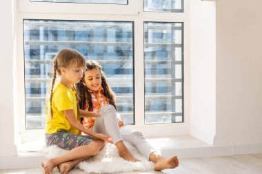 7 yaşındaki şirin çocukların portresi.