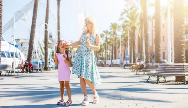 Turistmamma och hennes dotter på Italiens gator. Fritidskoncept med familj. — Stockfoto