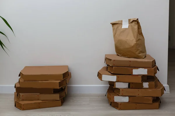 Conjunto de entrega de caixas de pizza em um fundo branco — Fotografia de Stock
