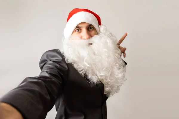 Prendendo holly jolly x mas ricordi festivi. Divertente fotografo San Nicola fa girato sulla macchina fotografica, isolato su sfondo bianco — Foto Stock