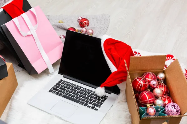 การ์ดอวยพรคริสต์มาสกล่องของขวัญแล็ปท็อปและถ้วยกาแฟบนพื้นหลังไม้ มุมมองด้านบนที่มีพื้นที่สําเนาสําหรับข้อความของคุณ — ภาพถ่ายสต็อก