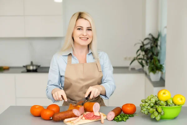 Mulher sorridente preparando um pouco de comida — Fotografia de Stock