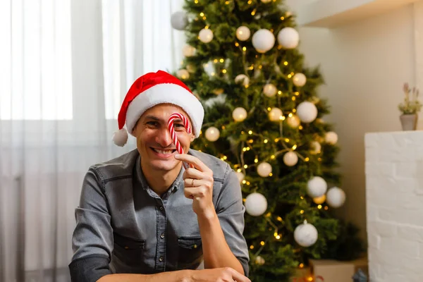 台所でクリスマスを祝う若い男 — ストック写真