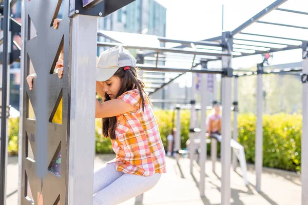 Twee schattige kleine meisjes die plezier hebben op een speeltuin in de zomer. Sportactiviteiten voor kinderen. — Stockfoto