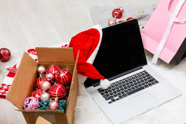 온라인 쇼핑으로 크리스마스 선물 구매하기 — 스톡 사진