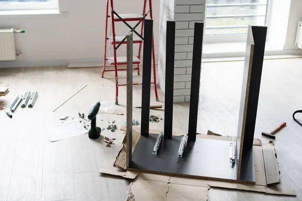 Mobili, concetto di casa e movimento, installazione e montaggio di mobili in un nuovo appartamento — Foto Stock
