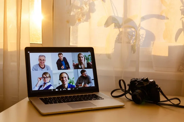 Globální komunikační koncept s využitím videokonference na notebooku — Stock fotografie