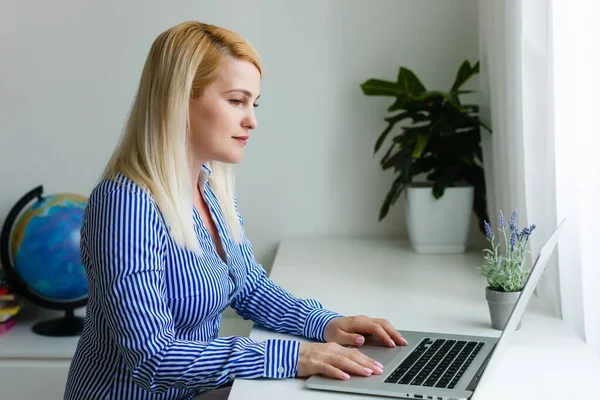 Imagen recortada de la mujer de negocios usando el ordenador portátil en el escritorio —  Fotos de Stock