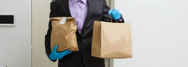 Diverso de recipientes de papel para comida take-away. O homem da entrega está carregando — Fotografia de Stock