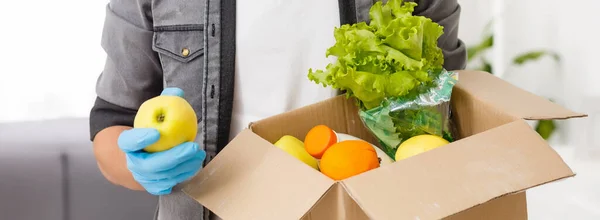 배달 컨셉: 신선 한 과일과 야채가 담긴 식료품 상자를 가지고 있는 친절 한 백인 식료품 배달부 — 스톡 사진