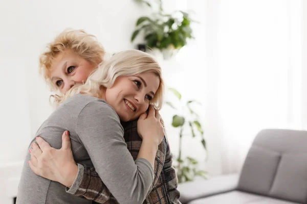 Güzel Bir Kadın Yaşlı Bir Anne — Stok fotoğraf