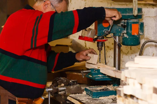 Trabalhos de carpinteiro em uma oficina para a produção de mobiliário vintage — Fotografia de Stock