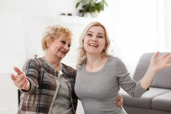 Autoritratto Abbastanza Affascinante Positivo Funky Madre Figlia Scattare Selfie Sulla — Foto Stock