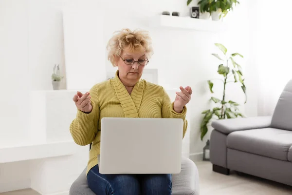 Geschockt Reife Frau Mittleren Alters Fühlt Sich Gestresst Beim Lesen — Stockfoto