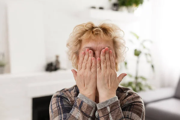 Een Huilende Oudere Vrouw Die Haar Gezicht Bedekte — Stockfoto