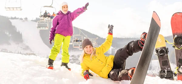 Família com snowboards no resort de inverno — Fotografia de Stock