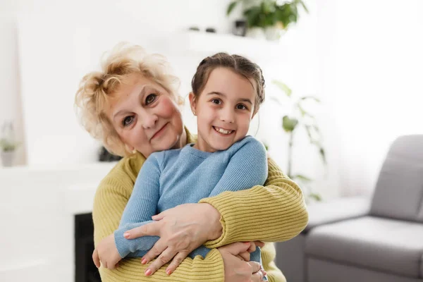 Porträtt Glad Gammal Mormor Och Flicka Tittar Kameran Leende Mormor — Stockfoto