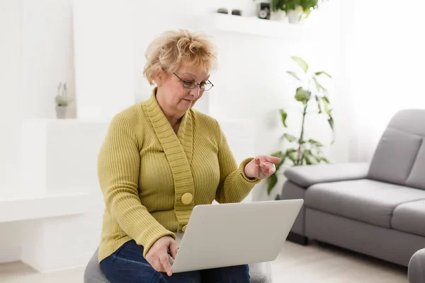 Alte Frau Arbeitet Hause Laptop Oma Nutzt Notizbuch Und Sucht — Stockfoto