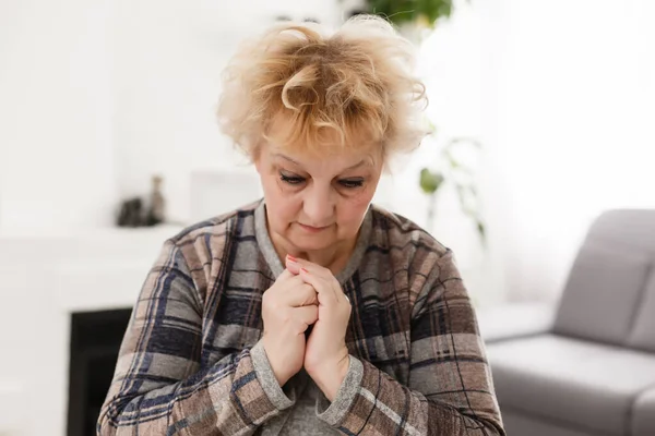 Fedeli Religiosi Donna Mezza Età Che Prega Con Speranza Fede — Foto Stock