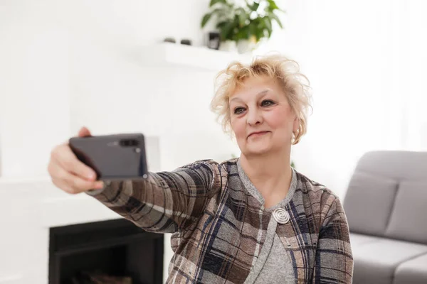 Attraente Donna Anziana Seduta Sul Divano Casa Guardando Fotocamera Videochiamate — Foto Stock