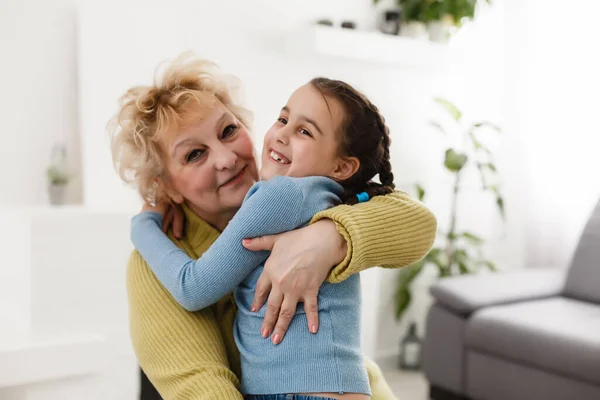 Lilla Barnbarn Och Glad Mormor Ger High Five Kul Att — Stockfoto