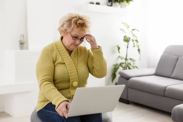 Стара Жінка Працює Вдома Ноутбуці Бабуся Допомогою Ноутбука Шукає Сайті — стокове фото