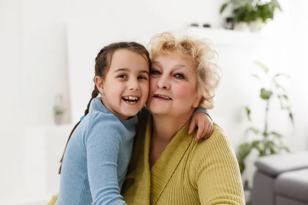 Retrato Vieja Abuela Feliz Niña Mirando Cámara Sonriendo Abuela Con — Foto de Stock